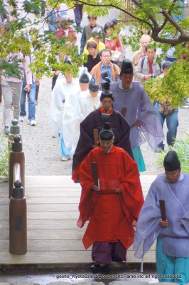 日向大神宮、10/16、17大祭　その年の新穀を祭神に捧げる舞と御神楽は、日本神話の「天の岩戸開きの物語」に、その起源を遡るとのことである。