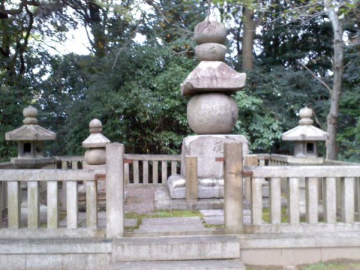 豊国廟への石段近くにある側室松の丸の墓