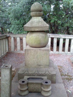 松の丸の隣のある豊臣国松の墓