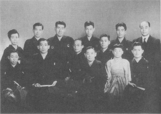 、二代目笑福亭松之助、橘家円二郎、四代目桂文枝、三代目桂米朝、笑福亭小つる(和多田勝)、三代目桂米之助 後列左より見浪よし(五代目笑福亭松鶴夫人)、桂あやめ(五代目桂文枝)、旭堂小南陵(三代目旭堂南陵)、六代目桂小文吾、桂麦團治、奥野しげる(宝塚若手落語会世話人) 桂米朝『桂米朝 私の履歴書』日経ビジネス人文庫、2007年、p.93