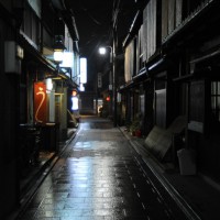 京の夏　打ち水　簾 祇園町南側