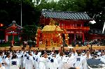 変わろうとも変わらずとも　祇園祭は祇園御霊会 : 八坂神社西楼門前は身動きが取れない
