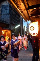 変わろうとも変わらずとも　祇園祭は祇園御霊会 : 石段下から東御座神輿が練り歩いてくる