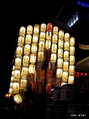 変わろうとも変わらずとも　祇園祭は祇園御霊会 : 宵山の駒形提灯