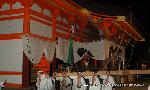 知られざる祇園祭 / 神となる稚児 : 神輿から外された轅(ながえ)を運び出す