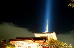 盂蘭盆会　千日詣り : 三重塔のライトアップにレーザービーム