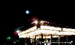 中秋の名月　いずこで月見酒 : 舞殿の屋根の上に月が来る