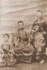 勤皇志士と京おんな : 高杉晋作(中央)、伊藤博文(右)、晋作の従者である三谷国松(左)。
