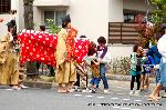 京の春祭/　紫野御霊会　今宮神社 : 獅子舞に沿道の子供