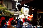 京の春祭/　紫野御霊会　今宮神社 : 「かざりや」と「一和」に挟まれた参道をゆく「やすらい踊り」