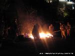 狸谷不動院　千日詣り火渡り祭 : 荒行の火渡りの絨毯が敷かれる