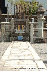 織田信長を訪ねて　阿弥陀寺・大雲院・総見院 : 長い石畳の参道の正面にある