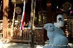 初詣にうさぎ神社へ　狛兎の岡崎神社 : 右手の狛うさぎ、提灯にも跳ね兎が