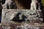 初詣にうさぎ神社へ　狛兎の岡崎神社 : 拝殿下　左の狛犬の台座に彫られた月兎