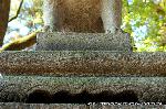 初詣にうさぎ神社へ　狛兎の岡崎神社 : 鳥居の後ろの狛犬の台座に兎が・・・
