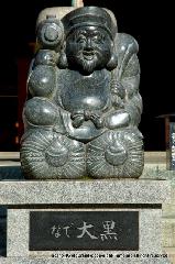 初詣にうさぎ神社へ　狛兎の岡崎神社 : 大黒堂の前にある「なで大黒」