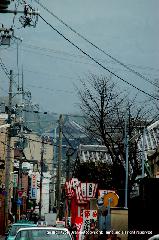 須賀神社の節分 : くろ谷さんを正面に春日北通をゆく