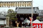 須賀神社の節分 : 門前で山伏が法螺を吹く