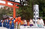 葵祭の前儀　賀茂競馬会 : 二の鳥居前で左方朱色の打毬楽（たぎゅうらく）装束の乗尻と神官