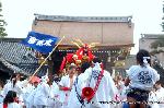 御霊さんで一初を　大田ノ沢で杜若 : 神輿の京都御苑への練り込みの一幕