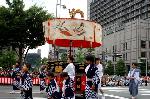 祇園祭 生稚児結納の儀　山鉾巡行 : 御池通市役所前を巡行する綾傘鉾