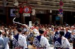 祇園祭 生稚児結納の儀　山鉾巡行 : 四条で披露される棒振り囃子