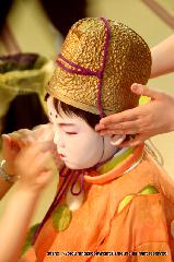 祇園祭　生稚児結納の儀 : 綾傘鉾結納の儀の稚児の化粧に位星
