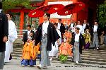 祇園祭　生稚児結納の儀 : 差し掛け傘の行列は南門から社参する