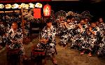 祇園祭　山鉾のほんとの巡行 : 大船鉾の祇園囃子を披露する保存会の囃子方
