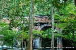  南禅寺の奥山　神明山の紅葉 : 水路閣