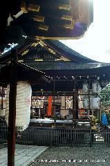 瀧尾神社と本圀寺の龍 : 本殿から拝殿を望む