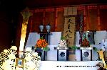 粟田祭にみる当家飾の剣鉾 : 供物の三宝には筆柿や栗など秋の味覚が盛られている