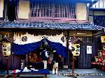 粟田祭にみる当家飾の剣鉾 : 菊鉾当家飾の提灯と十二燈