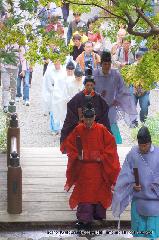 京のお伊勢さん　日向大神宮 : 内宮に向かい太鼓橋を渡る神官ら