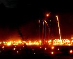 松上げ : 大文字の蔭となるが、京の火の祭典は続く。
花背八枡の松上げは終わったが、20日には小塩、24日は雲ケ畑・広河原で火の玉の放物線が舞う。