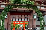 千日詣の愛宕さん : 　水無月の夏越の祓いをする人は、千歳の命のぶというなり　
701年大宝律令の制定時に、宮中の行事として定められたものだ。
この茅の輪を三回、八の字にくぐるのである。
今年半年の罪穢れを祓い夏を越し、あと半年を厄除し無病息災に過ごしたいとの祈りである。
茅の輪の起源は、善行をなした「蘇民将来」にスサノオーから授けられた疫病退散の故事に由来する、日本古来の伝統行事である。
