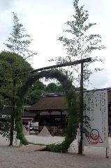 千日詣の愛宕さん : 6月30日、京都の神社では「夏越祓(なごしのはらえ)」という神事が 多く行
  われます。
「夏越祓」は「水無月の祓い」とも呼ばれ、1年の ちょうど折り返しにあたるこ
  の日に、この半年の罪や穢れを祓い、残り半年の疫病除けを祈願する神事です。
およそ5日前から、各神社では「茅の輪くぐり」が行われています。