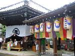 六地蔵めぐり : 8月22日（水)・23日（木）の両日
京都では、六地蔵を巡り、
家内安全、無病息災を祈願し、各寺で授与された赤・青・黄・緑・白のお幡（はた）を玄関に吊るすと、厄病退散、福徳招来のご利益があるといわれる850年も続く伝統行事が行われます。関東にはない歳時記ですね。
