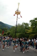 剣差し　嵯峨祭 : 吉兆の前を行く赤い房の麒麟鉾