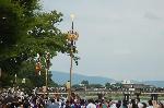 春祭最後の嵯峨祭 : 剣鉾が　天をさす様　渡月橋