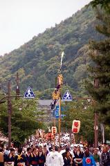 剣差し　嵯峨祭 : 菊牡丹　愛宕の神輿　嵐山