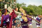 春祭最後の嵯峨祭 : 牡丹鉾の鉾先が揺れない様に布で留めている。