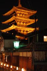 昼の涅槃図　夜のライトアップ : 東山花灯路　法観寺　八坂の塔