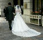 婚礼の儀 : ハウスウェディングに向かう原宿・表参道の歩道