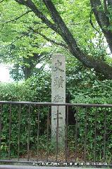 続　秀吉が京都に残したもの　聚楽第の遺構とお土居 : 堀川通東側に面して石碑がたつ