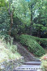 続　秀吉が京都に残したもの　聚楽第の遺構とお土居 : 史蹟だがフェンスがなく、中に入れベンチがある
