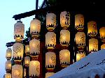 祇園祭　異文化とのであい : 2010年宵山で「砂漠らくだ行」の「日」「月」の胴掛が披露された