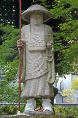 茅の輪潜りにきゅうり封じ : 弘法大師石像