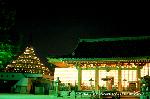 京の盆踊りは六斎念仏 : 万灯の本堂前に念仏踊りの舞台が