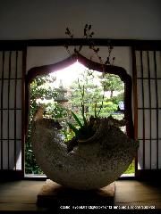 秋の物見遊山 / 紅葉見・観楓 : 華灯窓より方丈庭